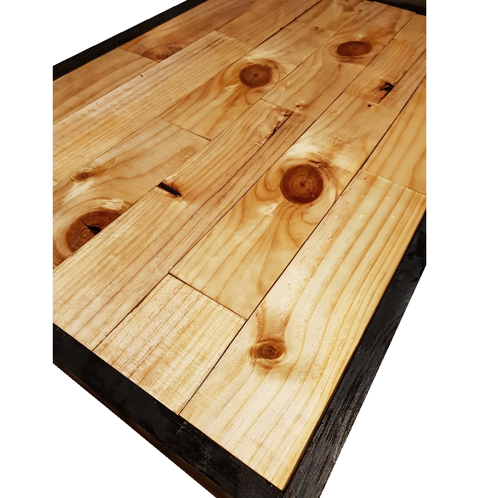 Wandtableau van geselecteerd hout, afgewerkt met giethars