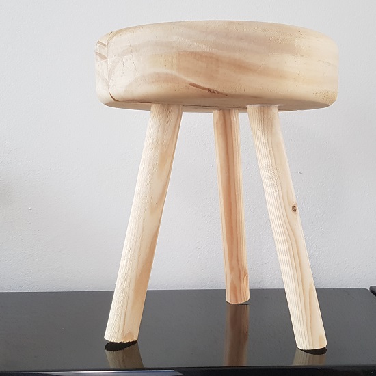 3D handgemaakt houten wandversiering zacht rood blokjes. Dit handgemaakte houten 3D kunstwerk bestaat uit een veelvoud van handbeschilderde houten blokjes. Allemaal met zorg bewerkt en gekleurd en samengevoegd in een creatieve en kleurige combinatie.

Afmetingen zijn 70 x 48 cm, ca. 4 cm dik. Aan de achterzijde voorzien van gefreesde groeven aan alle zijden, zodat het houten 3D wandpaneel met elke gewenste zijde naar boven kan worden geplaatst of later omgedraaid kan worden voor een nieuw kleureffect.

De houten basis blokjes zijn gemaakt van FSC gecertificeerd hout met een dikte van ca. 4,4 cm per blokje. Elk blokje is individueel met de hand geverfd en waarna de uiteindelijke kleurcompositie is gemaakt. De blokjes zijn verlijmd op een vlakke triplex plaat met gefreesde groeven om het wandtableau op te kunnen hangen.

Hoewel alle blokjes van kleur zijn voorzien, is de houten structuur nog steeds goed zichtbaar, wat een natuurlijk effect geeft.

Deze compositie houten muurdecoratie is zoals afgebeeld en klaar voor verzending. Heg betreft een uniek exemplaar. Andere variaties en afmetingen zijn uiteraard op aanvraag ook mogelijk.