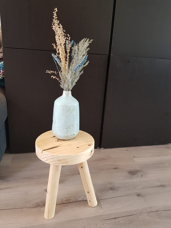 Robuuste houten kruk van gerecyclede balken, ca 30cm Dit leuke krukje is gemaakt van oude palletbalken. De zitting is ca. 4,5 cm dik wat het krukje een robuust en massief aanzien geeft. Ook de 3 poten zijn gedraaid van oude balken. Hier en daar een oud spijkergat verraad het vorige bestaan. Door de warme kleur en de mooie tekening in het hout goed bruikbaar als decoratief item om bijvoorbeeld een bloemenvaas op te zetten of als ondersteuning van een grote plant in pot. Het hout is niet bewerkt. 