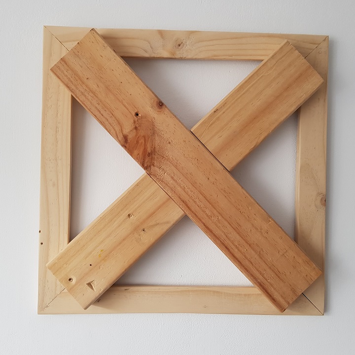 3D WallArt X-Mark the spot houten wandversiering 45x45cm Deze robuuste handgemaakte houten wandversiering is een kunstwerk samengesteld uit oude houten restmaterialen. De balken deden dienst als dragers en de lijst komt voort uit gebruikte planken. Het resultaat is een 3D wandversiering als een schilderij zonder verf van echte materialen. Als u op zoek bent naar unieke kunst aan de muur, is dit item wat u zoekt.  Doordat bewust gekozen is om gebruikte materialen te recyclen zijn er op de balken en lijst nog kleine gebruikssporen te vinden als ingeslagen spijkers, schroef- en spijkergaatjes, wat maakt dat het werkstuk nog authentieker is.  De beide balken zijn in het midden gefreesd en samengevoegd, daarna zijn de punten van de balken voorzien van inkepingen zodat deze op de lijst passen. Als u van een natuurlijk interieur houd, is dit een mooie toevoeging. Het hout is onbehandeld en geheel natuurlijk.