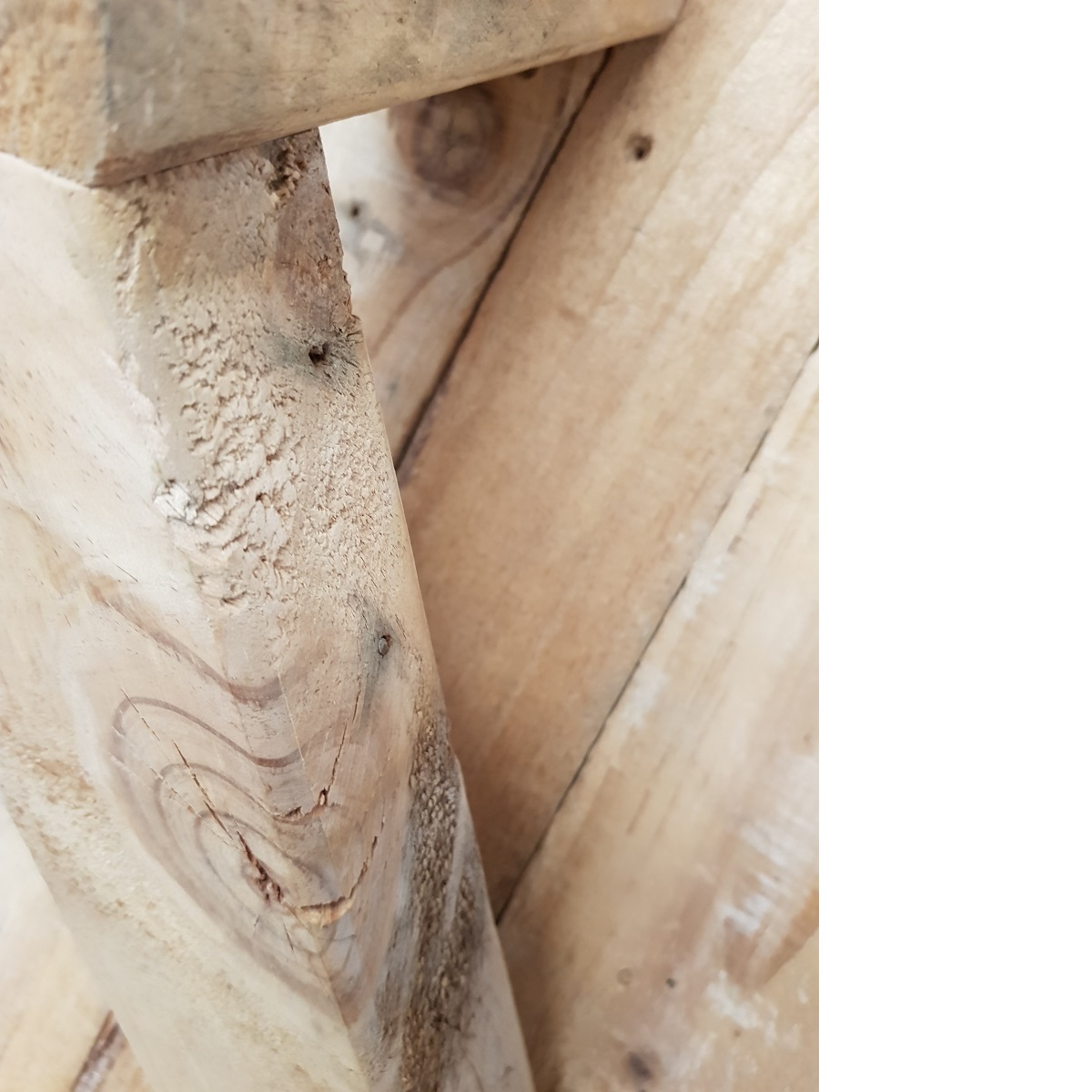 Houten wandversiering Woodout. Deze unieke prachtige houten 3D wandsculptuur is gemaakt van gerecyclede hout. De afgedankte balken zijn de eyecatcher van het geheel, mooi gedrapeerd over de planken welke eerder als vloer van een pallet dienden. Her en der is nog een in onmin geraakte spijker terug te vinden uit een voorgaand leven. Het geheel is samengebracht in een vurenhouten frame.

Op de balken zijn nog stukjes markering van hun voorgaande leven terug te vinden, wat een extra stukje authenticiteit toevoegt. De balken zijn bevestigd op een vloertje van oude palletplanken, welke nog de sporen in zich hebben van hun vorige bestaan. Spijkergaatjes en zelfs nog een aantal oude afgezaagde spijkers prijken als oude wachters in het gedroogde hout.

De compositie is afgemaakt met een vurenhouten rand, bijna om aan te geven dat het verleden daarbinnen dient te blijven. Het is een uniek kunstwerk, handgemaakt en er is er geen één gelijk. Het hout is tot rust gekomen, ondanks de sporen van een werkbaar leven. Een prachtige wanddecoratie om aan de muur te hangen.