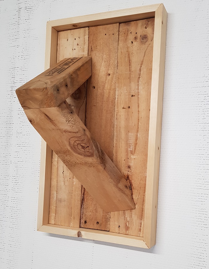 3D wall art houten wandversiering Y-balk Uniek 3D wall art houten wandpaneel. Het werkstuk is gemaakt van teruggewonnen houten balken en planken die een kunstig zijn samengebracht om als paneel aan de muur te kunnen pronken.

Op de houten balken zijn nog duidelijk oude markeringen vanuit een vorig leven te zien, die prominent aanwezig zijn. Ook op de planken van de onderlaag zijn nog sporen te vinden van de vorige functie van het hout. Schroefgaten en hier en daar een achterblijvend stukje metaal, die glimmen als kleine verborgen schatten. 

Het houten 3D wall art paneel is aan de achterzijde voorzien van een metalen draad, zodat deze eenvoudig waterpas aan uw muur kan worden gehangen. 

Het geheel is afgewerkt met een simpele belijsting van vurenhout, om het contrast tussen heden en verleden nog beter tot haar recht te laten komen. 

Het betreft een uniek kunstwerk, waar er geen tweede van is. Met zorg zijn de houten delen teruggewonnen uit afgedankt hout en met liefde samengebracht en handwerk weer tot een nieuwe creatie samengesteld.