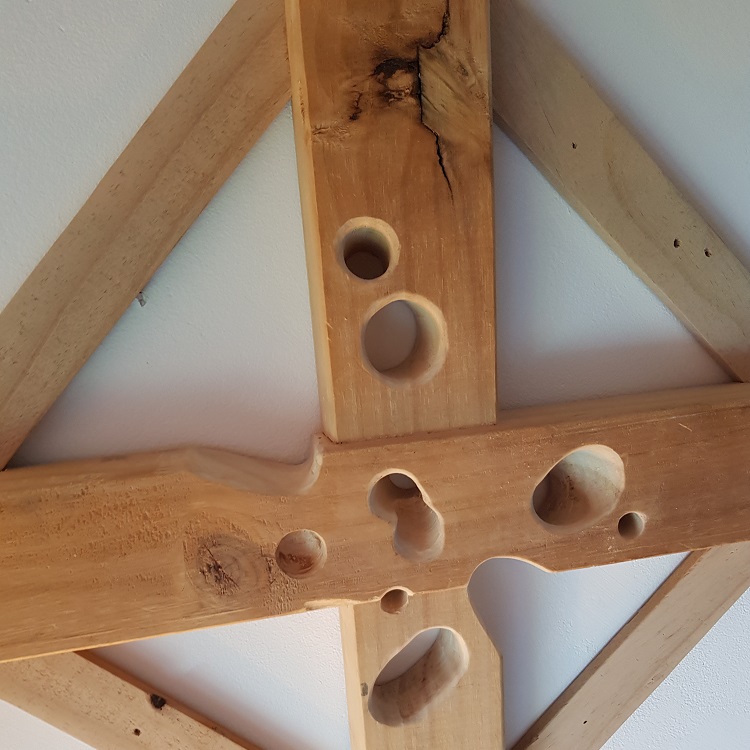 Houten wandversiering - 3D wallart - luchtig hout Deze houten wandversiering is een kunstwerk dat is vervaardigd uit gebruikte materialen als balken planken voor de lijst. De balken zijn kruiselings in elkaar verzonken en daarna bewerkt totdat de gatenkaas-structuur ontstond. 

Door de balken op de punten in te fresen ontstaat een extra 3D effect, waardoor de balken boven  de lijst uitsteken. Dit maakt ook dat deze 3D wallart van elke zijde en met verschillende belichtingen steeds weer een nieuwe dimensie heeft.

Door gebruik te maken van oud en gebruikt hout, ademt de wandversiering als kunstwerk extra sfeer uit. Oude verkleuringen en spijkergaten verraden dat de balken een eerder bestaan hebben gehad, evenals de spijkergaten in de opgeschuurde lijst. De stukken balk zijn specifiek op hun tekening gekozen.