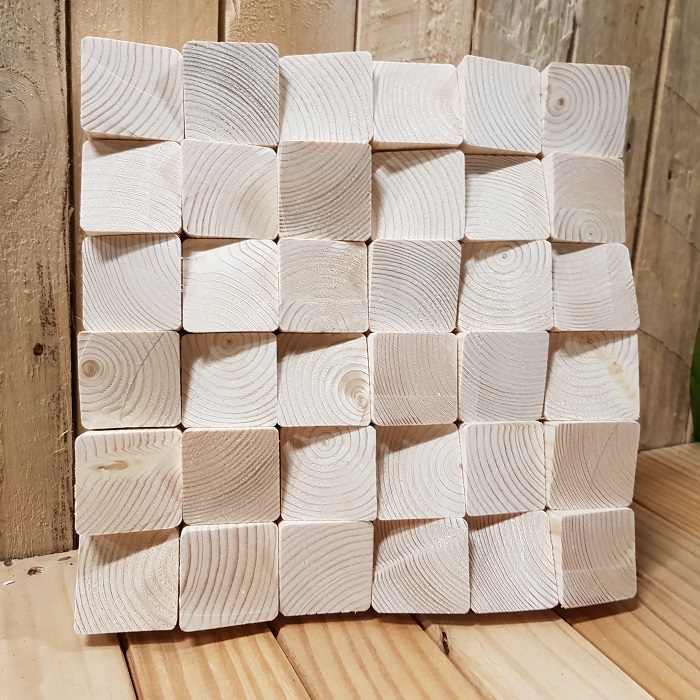 Houten wandversiering Naturel, 26x26 cm Dit leuke houten wandpaneel brengt sfeer en warmte in uw huis. Doordat de blokken telkens verspringen ontstaat een leuk 3D effect en doordat het hout onbehandeld is, zijn zowel de ringen als de tekening van het hout goed zichtbaar. Er is gewerkt met enkel FSC-gecertifieerd hout. Aan de achterzijde voorzien van ophanghaakje.