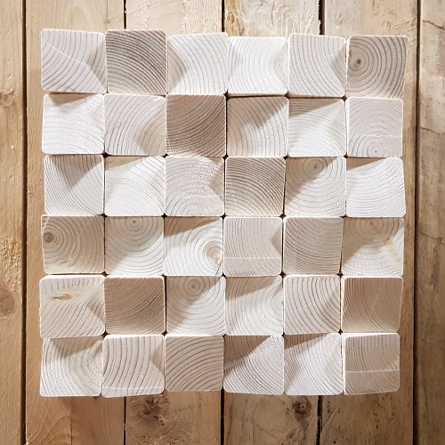 Houten wandversiering Naturel, 26x26 cm Dit leuke houten wandpaneel brengt sfeer en warmte in uw huis. Doordat de blokken telkens verspringen ontstaat een leuk 3D effect en doordat het hout onbehandeld is, zijn zowel de ringen als de tekening van het hout goed zichtbaar. Er is gewerkt met enkel FSC-gecertifieerd hout. Aan de achterzijde voorzien van ophanghaakje.