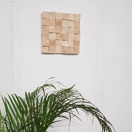 Houten wandversiering Naturel, 26x26 cm Dit leuke houten wandpaneel brengt sfeer en warmte in uw huis. Doordat de blokken telkens verspringen ontstaat een leuk 3D effect en doordat het hout onbehandeld is, zijn zowel de ringen als de tekening van het hout goed zichtbaar. Er is gewerkt met enkel FSC-gecertifieerd hout. Aan de achterzijde voorzien van ophanghaakje.