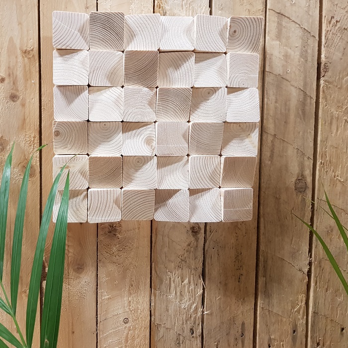 Houten versiering Wood and White, 26 x 52 cm Dit houten wandpaneel bestaat uit een mengelmoes van witte en onbehandelde blokjes. De speelse kleuroverloop geeft een leuk effect, zonder afbreuk te doen aan de authentieke houtstructuur van het materiaal. Er is alleen met FSC-gecertificeerd hout gewerkt. Doordat de panelen met de hand worden gemaakt en van natuurlijke materialen zijn vervaardigd, kunnen er kleine afwijkingen mogelijk zijn met het afgebeelde model.