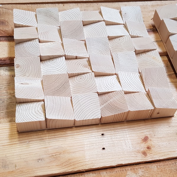 Houten wandversiering natuurlijk trio, 3 stuks 26x26cm Deze set van 3 houten wandpanelen brengen de natuur terug in uw huis. De houten blokken zijn na verwerking niet behandeld en ademen zodoende nog puur natuur uit. De tekening van het hout is hierdoor goed zichtbaar en geeft extra sfeer. Er is gewerkt met enkel FSC-gecertificeerd hout. De 3 paneeltjes kunnen in serie opgehangen worden, of tegen elkaar of verspringend.  