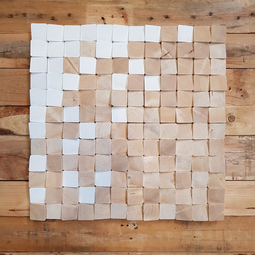 Houten wandversiering Natural white, 53x53 cm Dit prachtige wandtableau is een prachtig samenspel van witte blokjes en onbehandelde blokjes. Door deze setting straalt het hout nog steeds de natuur uit, maar door de toevoeging van de witte blokjes komt er een speels patroon tevoorschijn. Het wandpaneel is aan alle zijden op te hangen, waardoor u er steeds weer anders tegenaan kunt kijken. Er is gewerkt met FSC-gecertificeerd hout. Doordat de panelen met de hand worden gemaakt en van natuurlijke materialen zijn vervaardigd, kunnen er kleine afwijkingen mogelijk zijn met het afgebeelde model.