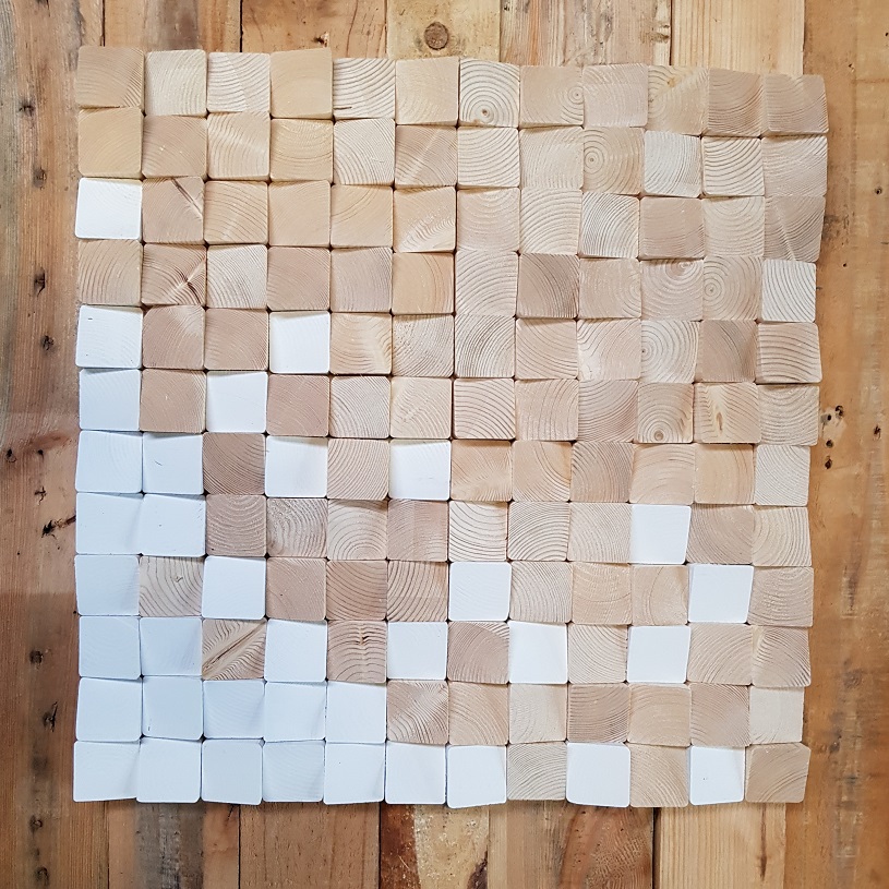 Houten wandversiering Natural white, 53x53 cm Dit prachtige wandtableau is een prachtig samenspel van witte blokjes en onbehandelde blokjes. Door deze setting straalt het hout nog steeds de natuur uit, maar door de toevoeging van de witte blokjes komt er een speels patroon tevoorschijn. Het wandpaneel is aan alle zijden op te hangen, waardoor u er steeds weer anders tegenaan kunt kijken. Er is gewerkt met FSC-gecertificeerd hout. Doordat de panelen met de hand worden gemaakt en van natuurlijke materialen zijn vervaardigd, kunnen er kleine afwijkingen mogelijk zijn met het afgebeelde model.