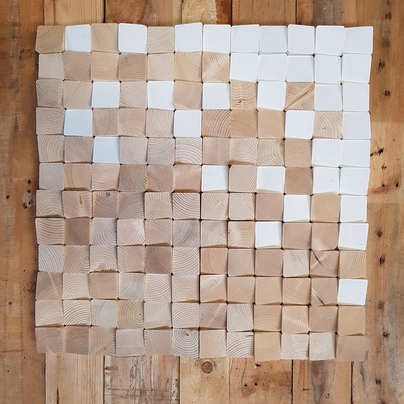 Houten versiering Wood and White, 26 x 52 cm Dit houten wandpaneel bestaat uit een mengelmoes van witte en onbehandelde blokjes. De speelse kleuroverloop geeft een leuk effect, zonder afbreuk te doen aan de authentieke houtstructuur van het materiaal. Er is alleen met FSC-gecertificeerd hout gewerkt. Doordat de panelen met de hand worden gemaakt en van natuurlijke materialen zijn vervaardigd, kunnen er kleine afwijkingen mogelijk zijn met het afgebeelde model.