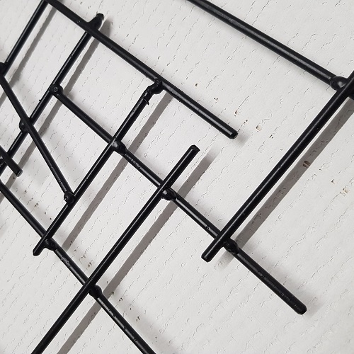 Metalen wanddecoratie Stripes - zwart metaal Deze metalen wanddecatie is een mooie aanvulling voor een lege muur. Doordat de metalen staafjes 3-dimensionaal zijn geplaatst, is er met elke lichtinval een ander perspectief en geeft daardoor een mooi contrast tussen licht en schaduw.