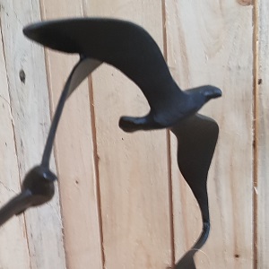 Sculptuur Birds, gemaakt van metaal op voet Deze mooie metalen 3d sculptuur van twee vliegende vogels is een mooie versiering voor bbureau, schoorsteen of kast. Afmetingen 28 x 20,4 x 8,2 cm