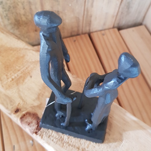 Sculptuur AGE, zwart staal, 16x7,5x 5 cm Mooi beeldje van ouder echtpaar op leeftijd