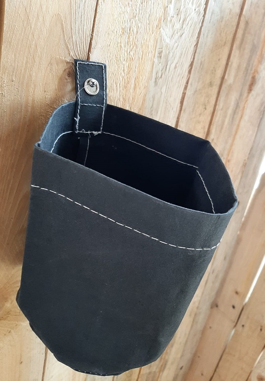 Wandhangpot Koen a2 leatherlook d./l. bruin Prijs per stuk. Leverbaar in licht en donkerbruin. Voorkeur kan aangegeven worden, maar we kunnen dat helaas niet garanderen. 