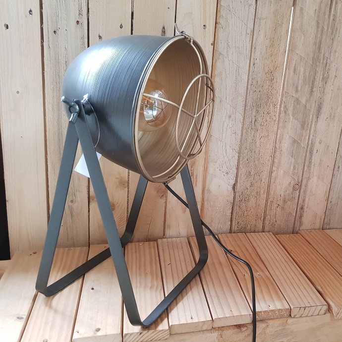 Sfeerlamp metaal spot Deze leuke lamp is qua afmetingen zowel geschikt voor op de grond, als op een kastje of dressoir. Geleverd inclusief lamp. 