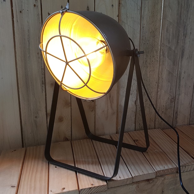 Sfeerlamp metaal spot Deze leuke lamp is qua afmetingen zowel geschikt voor op de grond, als op een kastje of dressoir. Geleverd inclusief lamp. 