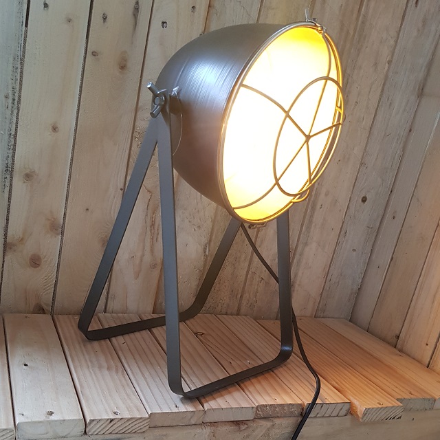 Sfeerlamp metaal spot Deze leuke lamp is qua afmetingen zowel geschikt voor op de grond, als op een kastje of dressoir. Geleverd inclusief lamp. 