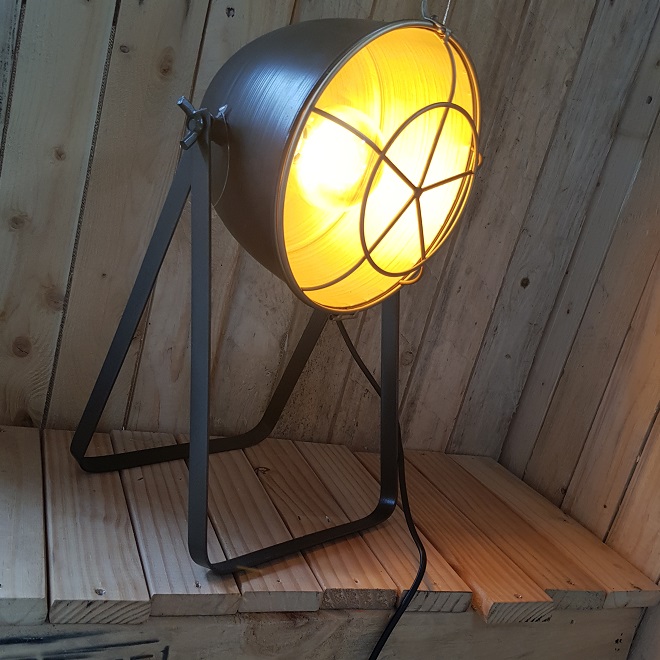 Staande lamp Mace (51 x 28 x 161 cm Deze stoere staande lamp is niet alleen in hoogte verstelbaar, maar de lamp is door haar bijzondere arm design ook in afstand verstelbaar. Metaal zwart