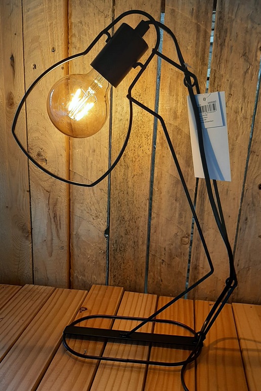 Tafellamp Zibo, zwart metaal met dubbele fitting  De Tafellamp Zibo Zwart Metaal heeft een uniek design wat het een echte eyecatcher maakt voor in jouw interieur. Plaats de lamp op een bijzettafel met een kandelaar, of op een salontafel met een mooie vaas bloemen. De lamp is makkelijk op verschillende plekken te stylen.