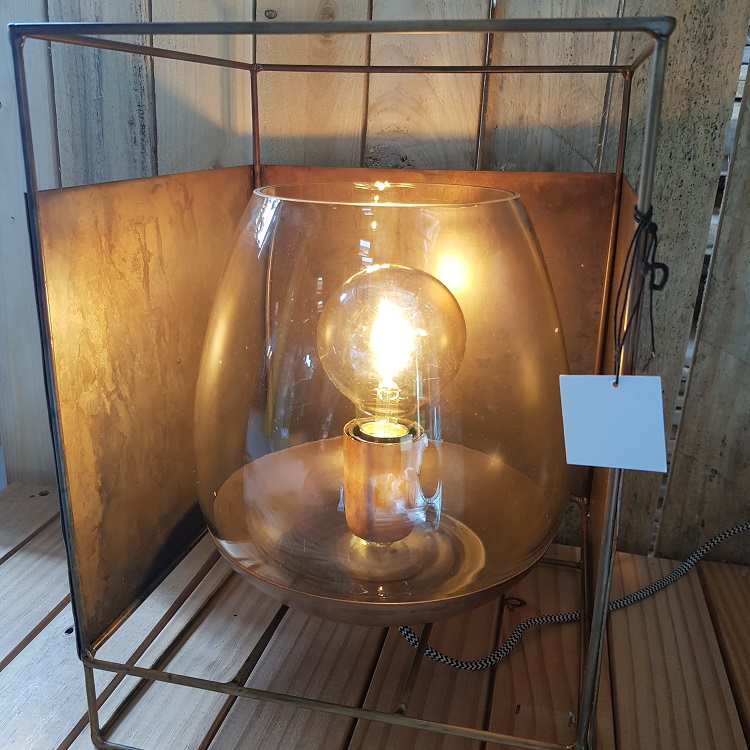 Tafellamp Mion goud Authentieke tafellamp in mooi design en gedetailleerd afgewerkt. Deze lamp brengt door haar kleur en design een warme tint in huis.