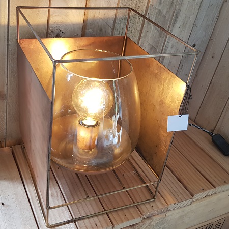 Tafellamp Mion goud Authentieke tafellamp in mooi design en gedetailleerd afgewerkt. Deze lamp brengt door haar kleur en design een warme tint in huis.