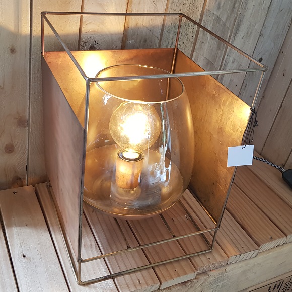 Tafellamp Mion goud Authentieke tafellamp in mooi design en gedetailleerd afgewerkt. Deze lamp brengt door haar kleur en design een warme tint in huis.