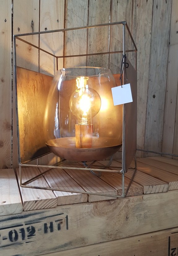 Sfeerlamp metaal spot Deze leuke lamp is qua afmetingen zowel geschikt voor op de grond, als op een kastje of dressoir. Geleverd inclusief lamp. 