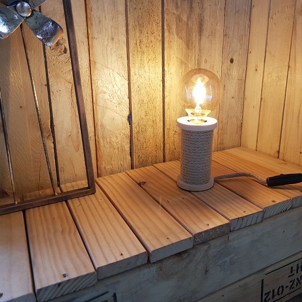 Tafellamp spoel met touw naturel Deze tafellamp heeft door de gebruikte natuurlijke materialen een pure uitstraling. Geleverd exclusief lichtbron.