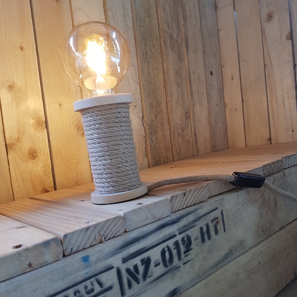 Tafellamp spoel met touw naturel Deze tafellamp heeft door de gebruikte natuurlijke materialen een pure uitstraling. Geleverd exclusief lichtbron.