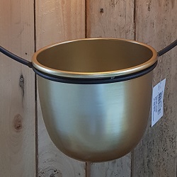 Hanglamp Pot met goud rond zwart/goud metaal met pot 12 cm Leuke hanglamp voorzien van pot. Dat biedt ruimte voor creativiteit! De boog is gemaakt van metaal en sierlijk afgewerkt in een kleurencombi van zwart met goudkleur. Fitting is E27. Exclusief  lichtbron.