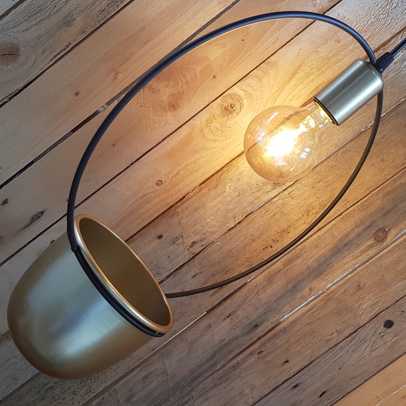 Hanglamp Pot met goud rond zwart/goud metaal met pot 12 cm Leuke hanglamp voorzien van pot. Dat biedt ruimte voor creativiteit! De boog is gemaakt van metaal en sierlijk afgewerkt in een kleurencombi van zwart met goudkleur. Fitting is E27. Exclusief  lichtbron.