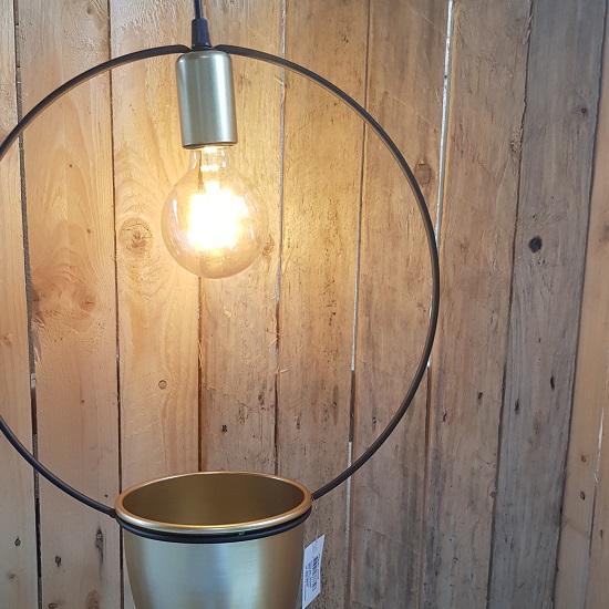 Hanglamp Pot met goud rond zwart/goud metaal met pot 12 cm Leuke hanglamp voorzien van pot. Dat biedt ruimte voor creativiteit! De boog is gemaakt van metaal en sierlijk afgewerkt in een kleurencombi van zwart met goudkleur. Fitting is E27. Exclusief  lichtbron.