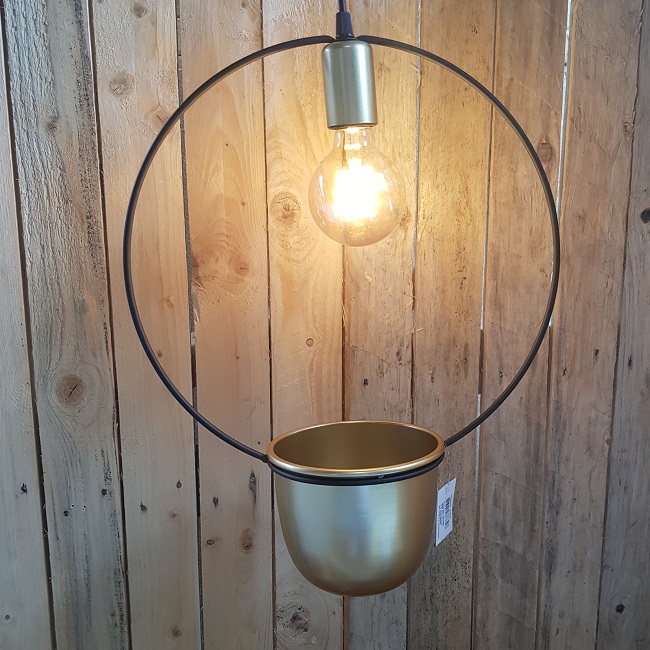 Hanglamp ovaal Martijn 16x15x60 cm metaal zwart/goud Deze mooie ovale hanglamp is door haar kleursetting een leuke eyecatcher. De combi van zwart metaal met goudkleurige details maakt de lamp helemaal af.