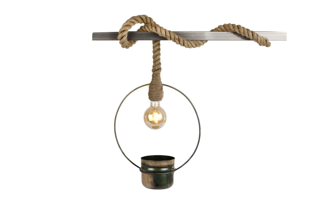 Hanglamp Pot met goud rond zwart/goud metaal met pot 12 cm Leuke hanglamp voorzien van pot. Dat biedt ruimte voor creativiteit! De boog is gemaakt van metaal en sierlijk afgewerkt in een kleurencombi van zwart met goudkleur. Fitting is E27. Exclusief  lichtbron.