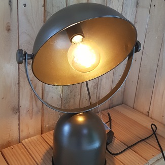 Tafellamp Ivan metaal 31 x 21,5 x 44,5 cm Deze tafellamp met industriële look springt direct in het oog. Door de donkere kleursetting brengt deze lamp sfeer met zich mee. 