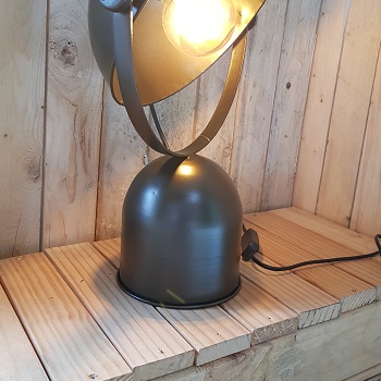 Tafellamp Ivan metaal 31 x 21,5 x 44,5 cm Deze tafellamp met industriële look springt direct in het oog. Door de donkere kleursetting brengt deze lamp sfeer met zich mee. 