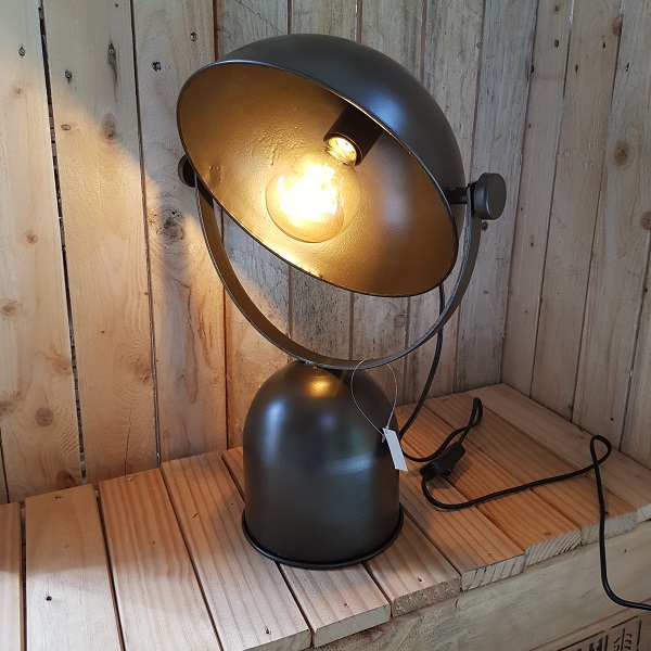 Sfeerlamp metaal spot Deze leuke lamp is qua afmetingen zowel geschikt voor op de grond, als op een kastje of dressoir. Geleverd inclusief lamp. 