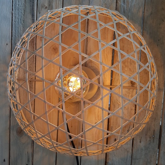 Wandlamp Rozemarijn naturel bamboe. Diameter 38,5 cm, breedte (vanaf de muur) 19 cm. Door het gebruik van natuurlijke (bamboe) materialen geeft de lamp een sfeervol licht.