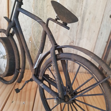 Klok metaal fietsroest 38,5x7,5x25cm Deze roestige fiets is nog steeds bij de tijd. De metalen klok is qua design erg gedetailleerd en eenvoudig te plaatsen op een kast, dressoir of bureau en heeft een mooie retro uitstraling