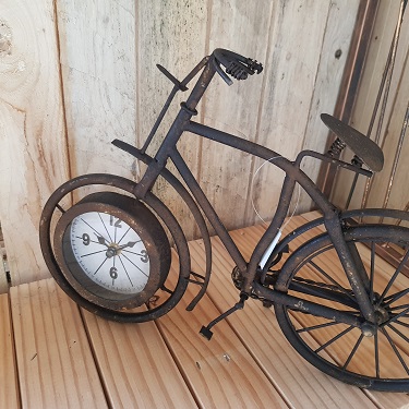 Klok metaal fietsroest 38,5x7,5x25cm Deze roestige fiets is nog steeds bij de tijd. De metalen klok is qua design erg gedetailleerd en eenvoudig te plaatsen op een kast, dressoir of bureau en heeft een mooie retro uitstraling