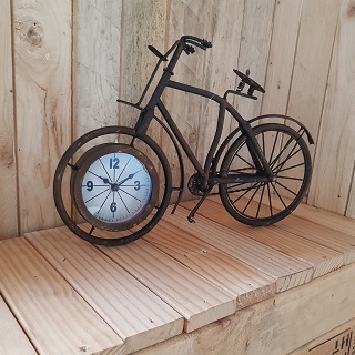 Klok metaal fietsroest 38,5x7,5x25cm Deze roestige fiets is nog steeds bij de tijd. De metalen klok is qua design erg gedetailleerd en eenvoudig te plaatsen op een kast, dressoir of bureau en heeft een mooie retro uitstraling