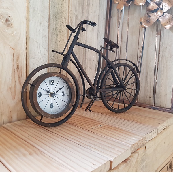 Buitenthermometer Bjorn met ophanghaak 45cm Deze thermometer van Gifts Amsterdam is zowel decoratief als informatief. Hang hem op een leuk plekje en laat dat warme weer maar komen!