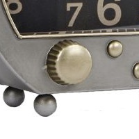 Klok Radio oud zilver metaal Deze prachtige excentrieke klok zou zo uit vervlogen tijden kunnen komen. Met een echte jaren 60 retro look een prachtige aanwinst!