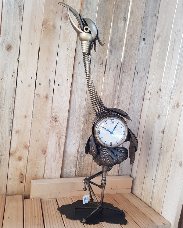 Wandklok vierkant met werkende radertjes 54,5 cm metaal zwart Aan de buitenkant van deze decoratieve metalen klok in vintage stijl zie je fascinerende onderdelen van het interne mechanisme. De wandklok is accuraat in het bijhouden van de tijd. Zelfs op grote afstand is de tijd duidelijk af te lezen.
Elke klok van Gifts Amsterdam kan gebruikt worden als decoratie voor je kamer of kantoor maar is ook een indrukwekkend cadeau voor familie en vrienden. Deze klok werkt op twee AA-batterijen (niet inbegrepen).