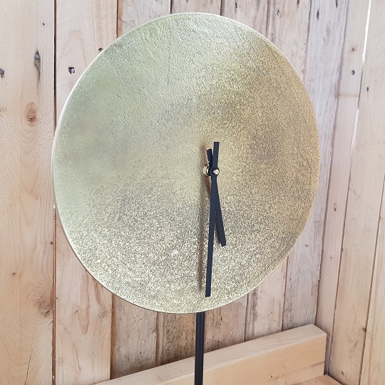 Klok Pluto, ronde klok op voetstuk, diameter 30 cm De klok is in strak design met wijzers over een metalen goudkleurige ronde plaat. 