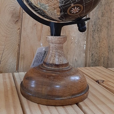 Wereldbol (diameter 12cm) op houten voet, zwart Deze fraaie globe is stijlvol donker gekleurd. De Wereldbol heeft een diameter van 12cm, de houten voet is ca. 10,5 cm. De houder voor de wereldbol is van hout. 