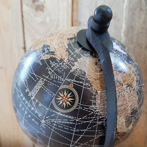 Wereldbol (diameter 12cm) op houten voet, zwart Deze fraaie globe is stijlvol donker gekleurd. De Wereldbol heeft een diameter van 12cm, de houten voet is ca. 10,5 cm. De houder voor de wereldbol is van hout. 