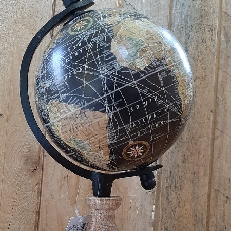 Wereldbol (diameter 12cm) op houten voet, zwart Deze fraaie globe is stijlvol donker gekleurd. De Wereldbol heeft een diameter van 12cm, de houten voet is ca. 10,5 cm. De houder voor de wereldbol is van hout. 