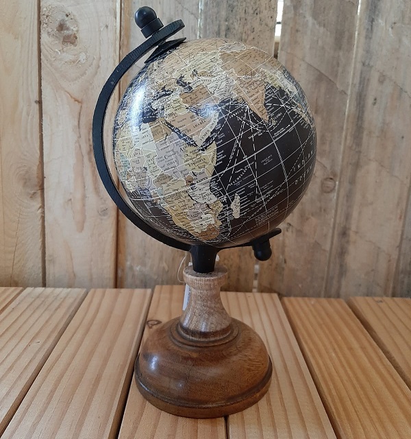 Wereldbol mini zwart Deze kleine wereldbol is geschikt als decoratie voor bijvoorbeeld schouw of bureau. De globe heeft een diatemer van 7,5 cm. 